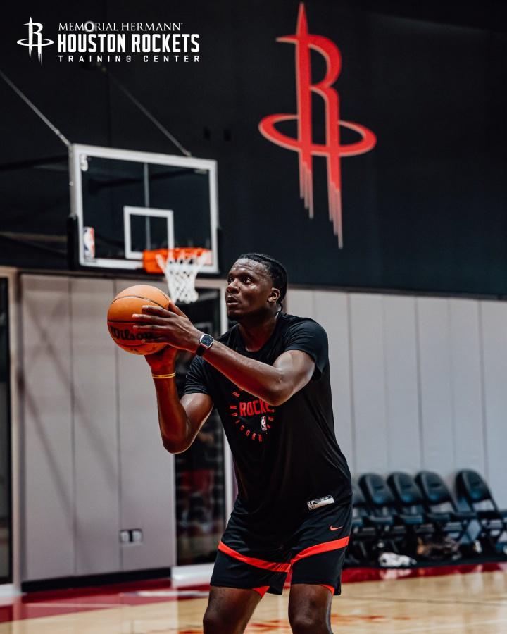 火箭迷你训练营：卡皇、范乔丹、阿门、老姐夫和小贾已开练